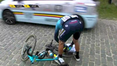 Moscon's Jacket Gets Tangled In Derailleur
