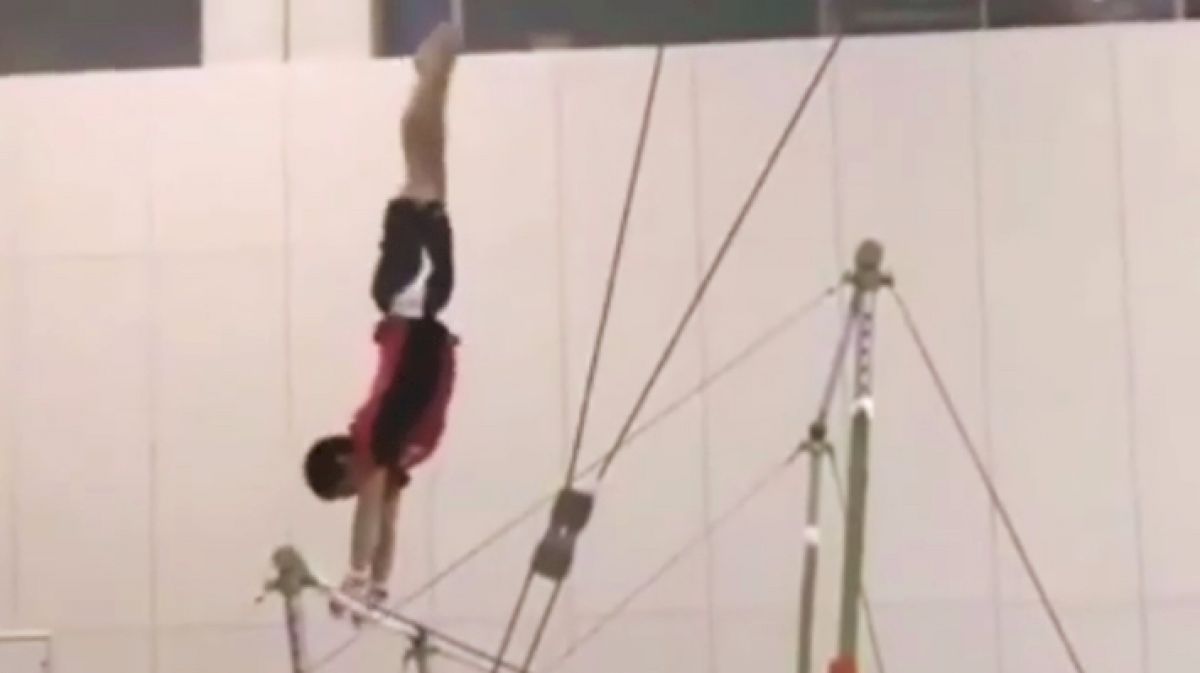 Kenzo Shirai ROCKS Chow Half & Perfect Pike Jaeger On Women's Uneven Bars