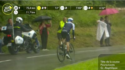 Woods Fights To Catch Lead Group